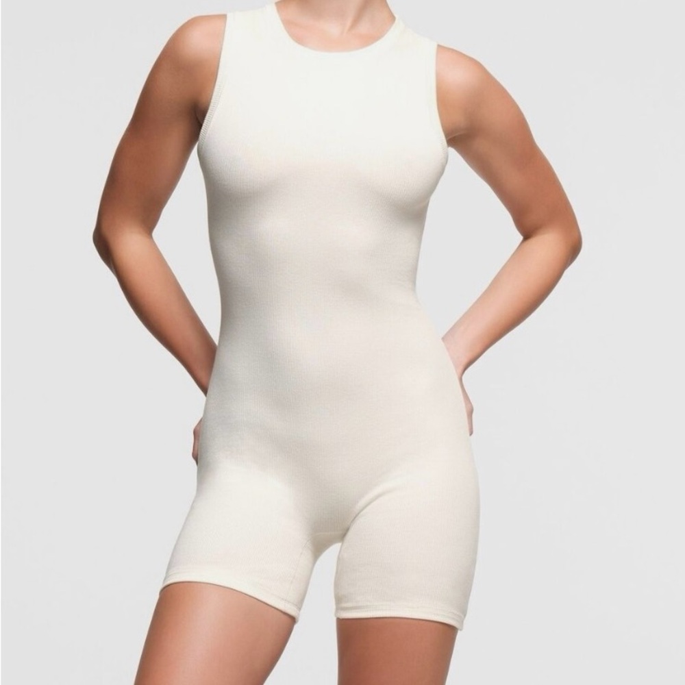 SKINS WINENS ONESIE MARBLE